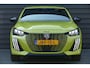Peugeot 208 GT | Armsteunen op de voorportieren bekleed met kunstleder met groen sierstiksel (GT-Line) | Climate Control | Dashboard en deurpanelen in kunststof met carboneffect