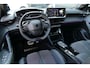 Peugeot 208 GT | Armsteunen op de voorportieren bekleed met kunstleder met groen sierstiksel (GT-Line) | Climate Control | Dashboard en deurpanelen in kunststof met carboneffect
