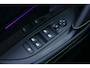 Peugeot 208 GT | Armsteunen op de voorportieren bekleed met kunstleder met groen sierstiksel (GT-Line) | Climate Control | Dashboard en deurpanelen in kunststof met carboneffect