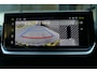 Peugeot 208 GT | Armsteunen op de voorportieren bekleed met kunstleder met groen sierstiksel (GT-Line) | Climate Control | Dashboard en deurpanelen in kunststof met carboneffect