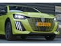 Peugeot 208 GT | Armsteunen op de voorportieren bekleed met kunstleder met groen sierstiksel (GT-Line) | Climate Control | Dashboard en deurpanelen in kunststof met carboneffect