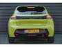 Peugeot 208 GT | Armsteunen op de voorportieren bekleed met kunstleder met groen sierstiksel (GT-Line) | Climate Control | Dashboard en deurpanelen in kunststof met carboneffect