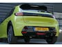 Peugeot 208 GT | Armsteunen op de voorportieren bekleed met kunstleder met groen sierstiksel (GT-Line) | Climate Control | Dashboard en deurpanelen in kunststof met carboneffect