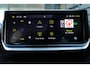 Peugeot 208 GT | Armsteunen op de voorportieren bekleed met kunstleder met groen sierstiksel (GT-Line) | Climate Control | Dashboard en deurpanelen in kunststof met carboneffect