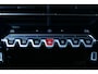 Peugeot 208 GT | Armsteunen op de voorportieren bekleed met kunstleder met groen sierstiksel (GT-Line) | Climate Control | Dashboard en deurpanelen in kunststof met carboneffect