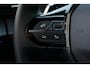 Peugeot 208 GT | Armsteunen op de voorportieren bekleed met kunstleder met groen sierstiksel (GT-Line) | Climate Control | Dashboard en deurpanelen in kunststof met carboneffect