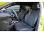 Peugeot 208 GT | Armsteunen op de voorportieren bekleed met kunstleder met groen sierstiksel (GT-Line) | Climate Control | Dashboard en deurpanelen in kunststof met carboneffect