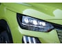 Peugeot 208 GT | Armsteunen op de voorportieren bekleed met kunstleder met groen sierstiksel (GT-Line) | Climate Control | Dashboard en deurpanelen in kunststof met carboneffect