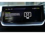 Peugeot 208 GT | Armsteunen op de voorportieren bekleed met kunstleder met groen sierstiksel (GT-Line) | Climate Control | Dashboard en deurpanelen in kunststof met carboneffect