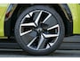 Peugeot 208 GT | Armsteunen op de voorportieren bekleed met kunstleder met groen sierstiksel (GT-Line) | Climate Control | Dashboard en deurpanelen in kunststof met carboneffect