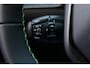 Peugeot 208 GT | Armsteunen op de voorportieren bekleed met kunstleder met groen sierstiksel (GT-Line) | Climate Control | Dashboard en deurpanelen in kunststof met carboneffect