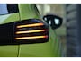 Peugeot 208 GT | Armsteunen op de voorportieren bekleed met kunstleder met groen sierstiksel (GT-Line) | Climate Control | Dashboard en deurpanelen in kunststof met carboneffect