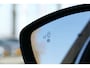 Peugeot 208 GT | Armsteunen op de voorportieren bekleed met kunstleder met groen sierstiksel (GT-Line) | Climate Control | Dashboard en deurpanelen in kunststof met carboneffect