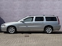 Volvo V70 2.5T Summum | 5 CILINDER! | Trekhaak | Schuif kantel dak | Xenon koplampen | Sport lederen interieur | Memory | Stelverwarming | Roofrails | 12 Maanden BOVAG garantie |