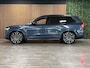 Volvo XC90 T8 AWD Recharge Ultra Executive Edit. | Full Option! | Bowers & Wilkins | Luchtvering | Stoelventilatie | Trekhaak | 360 Camera | Head-Up Display | Stoelmassage | 455pk | Adaptieve Cruise Control | Stoelverwarming voor+achter | Stuurwielverwarming | Schuifdak | 22 Inch | Full LED  Meesturende koplampen | Gelamineerde/geluidwerende zijruiten | Pilot Assist | BLIS Dode Hoek Detectie | Alcantara hemelbekleding | Lederen handgrepen en zonnekleppen | Elektrische voorstoelen geheugen | Nappa Lederen bekleding | Zitting verlenging voorstoelen | Lederen Dashboard | Google Infotainment | Keyless Drive | Parkeersensoren voor+achter | Privacy Glass | Elektrisch bedienbare achterklep | Geïntegreerde zongordijnen achterportieren | Geïntegreerd kinderzitje achterin | Verlichte instaplijsten | 7-Persoons | 4-Zone Climate Control | DAB Radio | Apple Carplay/Android Auto | Alarm Klasse III | Draadloos telefoon opladen | Volvo On Call met mobiele App functie | Denim Blue Metallic |