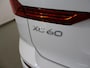 Volvo XC60 2.0 T8 Plug-in hybrid AWD Plus Dark | Panoramadak | HUD | Ele.verstelbare stoelen + Geheugen | Stoelverwarming voor + achter | Navigatie | Apple CarPlay/Android Auto | Harman/Kardon Audio | DAB | Adaptieve Cruise Control | HUD | Ele.kofferdeksel |