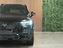 Volvo XC90 T8 AWD Recharge Ultra Black Executive Edit. | Full Option! | Bowers & Wilkins | Luchtvering | Stoelventilatie | Trekhaak | 360 Camera | Head-Up Display | Stoelmassage | 455pk | Adaptieve Cruise Control | Stoelverwarming voor+achter | Stuurwielverwarming | Schuifdak | 22 Inch | Full LED Matrix Meesturende koplampen | Gelamineerde/geluidwerende zijruiten | Pilot Assist | BLIS Dode Hoek Detectie | Alcantara hemelbekleding | Lederen handgrepen en zonnekleppen | Elektrische voorstoelen geheugen | Nappa Lederen bekleding | Zitting verlenging voorstoelen | Lederen Dashboard | Google Infotainment | Keyless Drive | Parkeersensoren voor+achter | Privacy Glass | Elektrisch bedienbare achterklep | Geïntegreerde zongordijnen achterportieren | Geïntegreerd kinderzitje achterin | Verlichte instaplijsten | 7-Persoons | 4-Zone Climate Control | DAB Radio | Apple Carplay/Android Auto | Alarm Klasse III | Draadloos telefoon opladen | Volvo On Call met mobiele App functie | Onyx Black Metallic |