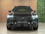 Volvo XC90 T8 AWD Recharge Ultra Black Executive Edit. | Full Option! | Bowers & Wilkins | Luchtvering | Stoelventilatie | Trekhaak | 360 Camera | Head-Up Display | Stoelmassage | 455pk | Adaptieve Cruise Control | Stoelverwarming voor+achter | Stuurwielverwarming | Schuifdak | 22 Inch | Full LED Matrix Meesturende koplampen | Gelamineerde/geluidwerende zijruiten | Pilot Assist | BLIS Dode Hoek Detectie | Alcantara hemelbekleding | Lederen handgrepen en zonnekleppen | Elektrische voorstoelen geheugen | Nappa Lederen bekleding | Zitting verlenging voorstoelen | Lederen Dashboard | Google Infotainment | Keyless Drive | Parkeersensoren voor+achter | Privacy Glass | Elektrisch bedienbare achterklep | Geïntegreerde zongordijnen achterportieren | Geïntegreerd kinderzitje achterin | Verlichte instaplijsten | 7-Persoons | 4-Zone Climate Control | DAB Radio | Apple Carplay/Android Auto | Alarm Klasse III | Draadloos telefoon opladen | Volvo On Call met mobiele App functie | Onyx Black Metallic |