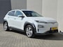 Hyundai Kona Electric EV Fashion 39 kWh / SOH 100% / Dealer onderhouden / CCS snelladen / Stuur- & Stoelverwarming / All season banden / Achteruitrijcamera / Warmtepomp / Keyless Entry/Start / Krell Audio Systeem / Apple Carplay Android Auto /