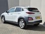 Hyundai Kona Electric EV Fashion 39 kWh / SOH 100% / Dealer onderhouden / CCS snelladen / Stuur- & Stoelverwarming / All season banden / Achteruitrijcamera / Warmtepomp / Keyless Entry/Start / Krell Audio Systeem / Apple Carplay Android Auto /
