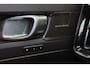 Volvo EX40 Performance Ultra Black Edition 82 kWh - Panorama/schuifdak - IntelliSafe Assist & Surround - 360º Camera - Harman/Kardon audio - Verwarmde voorstoelen, stuur & achterbank - Parkeersensoren voor & achter - Elektr. bedienb. voorstoelen met geheugen links - Draadloze tel. lader - Warmtepomp - Extra getint glas - 20' LMV