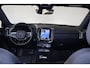 Volvo EC40 Extended Range Plus Black Ed. 82 kWh - Panoramadak - IntelliSafe Assist & Surround - 360º Camera - Harman/Kardon audio - Verwarmde voorstoelen, stuur & achterbank - Parkeersensoren voor & achter - Elektr. bedienb. voorstoelen met geheugen links - Draadloze tel. lader - Warmtepomp - Extra getint glas - Inklapbare trekhaak - 20' LMV