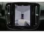 Volvo EC40 Extended Range Plus Black Ed. 82 kWh - Panoramadak - IntelliSafe Assist & Surround - 360º Camera - Harman/Kardon audio - Verwarmde voorstoelen, stuur & achterbank - Parkeersensoren voor & achter - Elektr. bedienb. voorstoelen met geheugen links - Draadloze tel. lader - Warmtepomp - Extra getint glas - Inklapbare trekhaak - 20' LMV