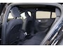 Volvo EC40 Extended Range Plus Black Ed. 82 kWh - Panoramadak - IntelliSafe Assist & Surround - 360º Camera - Harman/Kardon audio - Verwarmde voorstoelen, stuur & achterbank - Parkeersensoren voor & achter - Elektr. bedienb. voorstoelen met geheugen links - Draadloze tel. lader - Warmtepomp - Extra getint glas - Inklapbare trekhaak - 20' LMV