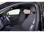 Volvo EC40 Extended Range Plus Black Ed. 82 kWh - Panoramadak - IntelliSafe Assist & Surround - 360º Camera - Harman/Kardon audio - Verwarmde voorstoelen, stuur & achterbank - Parkeersensoren voor & achter - Elektr. bedienb. voorstoelen met geheugen links - Draadloze tel. lader - Warmtepomp - Extra getint glas - Inklapbare trekhaak - 20' LMV