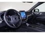 Volvo XC60 T6 Plug-in hybrid AWD Plus Black Edition IntelliSafe Assist & Surround - Panorama/schuifdak - Harman/Kardon audio - Head up display - Parkeercamera achter - Verwarmde voorstoelen, stuur & achterbank - Parkeersensoren voor & achter - Elektr. bedienb. voorstoelen met geheugen - Draadloze tel. lader - Extra getint glas - 21' LMV