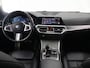 BMW 3-Serie Touring 320i High Executive | Groene wrap | M-Pakket | Panoramadak | Sportstoelen | Lederen Interieur | Adaptieve Cruise Control | Ele. verstelbare stoelen + geheugen | Camera | Stoelverwarming | Adaptief Onderstel | HUD | Trekhaak | Ele. kofferdeksel |