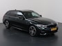 BMW 3-Serie Touring 320i High Executive | Groene wrap | M-Pakket | Panoramadak | Sportstoelen | Lederen Interieur | Adaptieve Cruise Control | Ele. verstelbare stoelen + geheugen | Camera | Stoelverwarming | Adaptief Onderstel | HUD | Trekhaak | Ele. kofferdeksel |