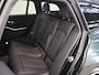 BMW 3-Serie Touring 320i High Executive | Groene wrap | M-Pakket | Panoramadak | Sportstoelen | Lederen Interieur | Adaptieve Cruise Control | Ele. verstelbare stoelen + geheugen | Camera | Stoelverwarming | Adaptief Onderstel | HUD | Trekhaak | Ele. kofferdeksel |