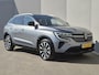 Renault Austral E-Tech full hybrid 200PK Techno / Fabrieksgarantie tot 05-2027 / Panorama Dak / 1.500 KG Trekgewicht / Adaptief Cruise Control / Camera 360° / Navigatie / Stuur-, Stoel- & Voorruitverwarming / Elektrische Bestuurdersstoel / 19” LM Wielen met All Season Banden /