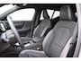 Volvo XC40 Single Motor Extended Range Plus 82 kWh / Adaptieve cruise control / Elektrische achterklep / Stoel - en stuurwielverwarming / Parkeersensoren V+A / Extra getint glas / Zwart dak / Achteruitrijcamera / MicroTech bekleding