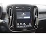 Volvo XC40 Single Motor Extended Range Plus 82 kWh / Adaptieve cruise control / Elektrische achterklep / Stoel - en stuurwielverwarming / Parkeersensoren V+A / Extra getint glas / Zwart dak / Achteruitrijcamera / MicroTech bekleding