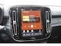 Volvo XC40 Single Motor Extended Range Plus 82 kWh / Adaptieve cruise control / Elektrische achterklep / Stoel - en stuurwielverwarming / Parkeersensoren V+A / Extra getint glas / Zwart dak / Achteruitrijcamera / MicroTech bekleding