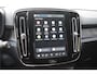 Volvo XC40 Single Motor Extended Range Plus 82 kWh / Adaptieve cruise control / Elektrische achterklep / Stoel - en stuurwielverwarming / Parkeersensoren V+A / Extra getint glas / Zwart dak / Achteruitrijcamera / MicroTech bekleding