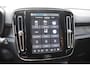 Volvo XC40 Single Motor Extended Range Plus 82 kWh / Adaptieve cruise control / Elektrische achterklep / Stoel - en stuurwielverwarming / Parkeersensoren V+A / Extra getint glas / Zwart dak / Achteruitrijcamera / MicroTech bekleding