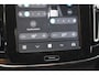 Volvo XC40 Single Motor Extended Range Plus 82 kWh / Adaptieve cruise control / Elektrische achterklep / Stoel - en stuurwielverwarming / Parkeersensoren V+A / Extra getint glas / Zwart dak / Achteruitrijcamera / MicroTech bekleding