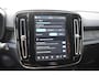 Volvo XC40 Single Motor Extended Range Plus 82 kWh / Adaptieve cruise control / Elektrische achterklep / Stoel - en stuurwielverwarming / Parkeersensoren V+A / Extra getint glas / Zwart dak / Achteruitrijcamera / MicroTech bekleding