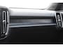 Volvo XC40 Single Motor Extended Range Plus 82 kWh / Adaptieve cruise control / Elektrische achterklep / Stoel - en stuurwielverwarming / Parkeersensoren V+A / Extra getint glas / Zwart dak / Achteruitrijcamera / MicroTech bekleding
