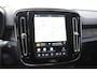 Volvo XC40 Single Motor Extended Range Plus 82 kWh / Adaptieve cruise control / Elektrische achterklep / Stoel - en stuurwielverwarming / Parkeersensoren V+A / Extra getint glas / Zwart dak / Achteruitrijcamera / MicroTech bekleding