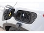 Volvo XC40 Single Motor Extended Range Plus 82 kWh / Adaptieve cruise control / Elektrische achterklep / Stoel - en stuurwielverwarming / Parkeersensoren V+A / Extra getint glas / Zwart dak / Achteruitrijcamera / MicroTech bekleding