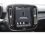 Volvo XC40 Single Motor Extended Range Plus 82 kWh / Adaptieve cruise control / Elektrische achterklep / Stoel - en stuurwielverwarming / Parkeersensoren V+A / Extra getint glas / Zwart dak / Achteruitrijcamera / MicroTech bekleding