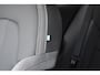 Volvo XC40 Single Motor Extended Range Plus 82 kWh / Adaptieve cruise control / Elektrische achterklep / Stoel - en stuurwielverwarming / Parkeersensoren V+A / Extra getint glas / Zwart dak / Achteruitrijcamera / MicroTech bekleding