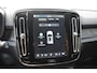 Volvo XC40 Single Motor Extended Range Plus 82 kWh / Adaptieve cruise control / Elektrische achterklep / Stoel - en stuurwielverwarming / Parkeersensoren V+A / Extra getint glas / Zwart dak / Achteruitrijcamera / MicroTech bekleding