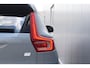Volvo XC40 Single Motor Extended Range Plus 82 kWh / Adaptieve cruise control / Elektrische achterklep / Stoel - en stuurwielverwarming / Parkeersensoren V+A / Extra getint glas / Zwart dak / Achteruitrijcamera / MicroTech bekleding