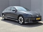 Hyundai Ioniq 6 Connect 77.4 kWh / SOH 100% / Dealer onderhouden / Fabrieksgarantie tot 05-2028 / CCS snelladen / Head Up Display / Stur- Stoel & Achterbank verwarming / Trekgewicht 1500 kg / Elektrische achterklep / Rondomzicht camera / Apple Carplay Android Auto /