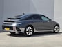 Hyundai Ioniq 6 Connect 77.4 kWh / SOH 100% / Dealer onderhouden / Fabrieksgarantie tot 05-2028 / CCS snelladen / Head Up Display / Stur- Stoel & Achterbank verwarming / Trekgewicht 1500 kg / Elektrische achterklep / Rondomzicht camera / Apple Carplay Android Auto /